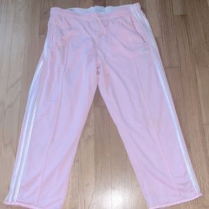 Adidas women’s size medium light pink capri workout pants.  Perfect for spring!